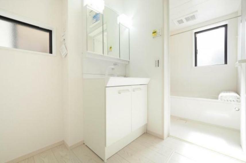 洗面化粧台 ■洗面脱衣室■　横幅のある三面鏡の洗面台を設置。清潔感のある白をベースに空間をまとめた洗面脱衣室です