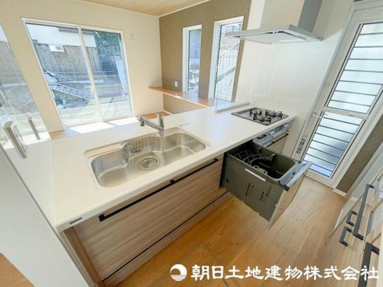 ダイニングキッチン キッチンスペースは広く、食洗器も付いておりますので日々の家事の負担を軽減してくれます！