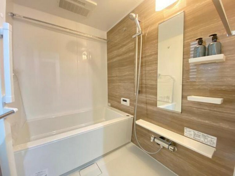 浴室 浴室乾燥機付きのバスルーム。足を伸ばしてリラックスができる安らぎの空間です