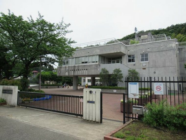 小学校 岡上小学校まで約171m