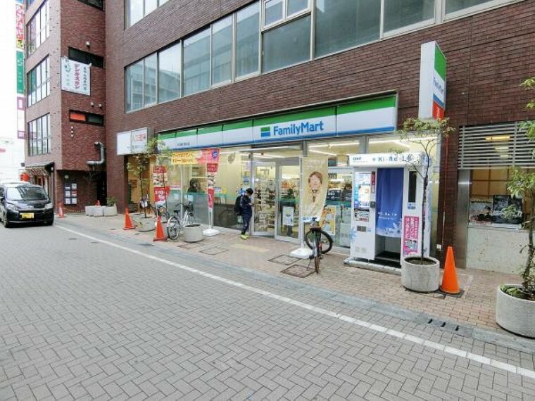 コンビニ ファミリーマート町田鶴川駅北店まで約652m
