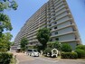 外観写真 公園なども近くにある環境良好なマンションです！