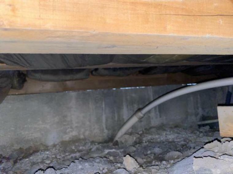 構造・工法・仕様 【床下】中古住宅の3大リスクである、雨漏り、主要構造部分の欠陥や腐食、給排水管の漏水や故障を2年間保証します。その前提で床下まで確認の上でリフォームし、シロアリの被害調査と防除工事もおこないます。