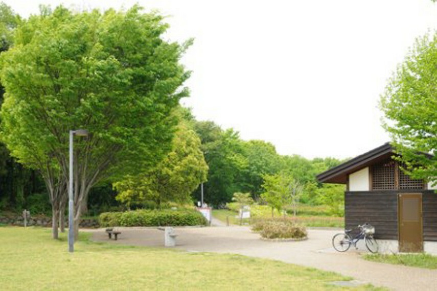 公園 座間谷戸山公園】　530m　座間駅の方から座間市役所の方まであるとっても広い公園。木の歩道があり、ジョギングやウォーキングをしている方が多いです。
