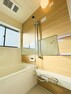 浴室 ・落ち着きのあるツートンの壁色やストレートタイプの浴槽、換気乾燥暖房機など快適なバスタイムを満喫できる仕様