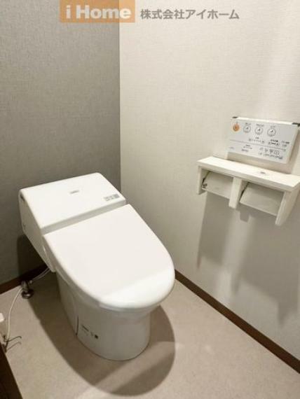 トイレ トイレを広く使えるタンクレストイレです。掃除が簡単でお手入れが楽なのも嬉しいですね。