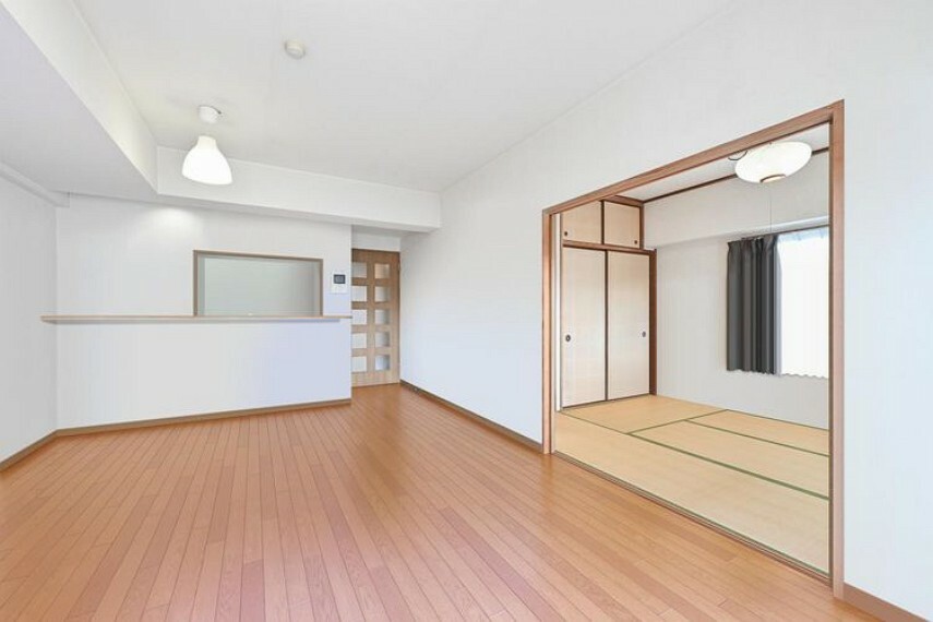居間・リビング 和室の引戸をオープンにするとひろびろ空間が生まれます。　※画像はCG により床・壁を加工し、家具等を加工した空室イメージです。　