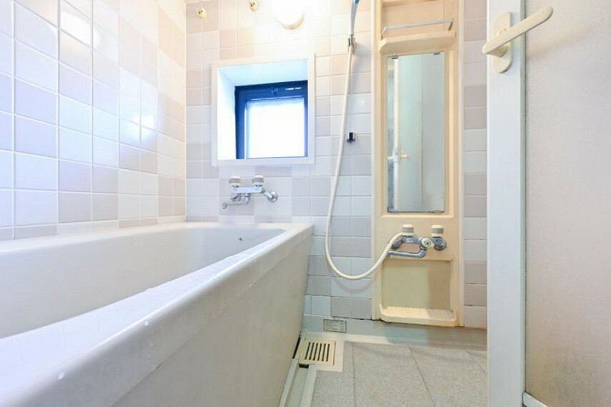 浴室 浴室に窓がありカビ予防にもなりますね。※画像はCG により床・壁を加工し、家具等を加工した空室イメージです。　