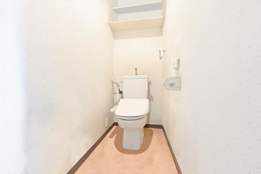 トイレ 上部に収納棚があり便利です。※画像はCG により床・壁を加工し、家具等を加工した空室イメージです。　