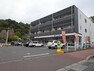 コンビニ ファミリーマート護国神社前店【ファミリーマート護国神社前店】鹿児島市草牟田2丁目にあるコンビニです。サービス・設備　駐車場、鹿児島銀行ATM、コピー・FAX、イートイン、Wi-Fi、多目的