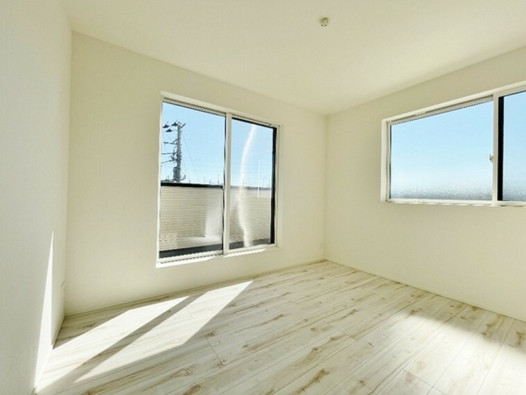 子供部屋 ～はじめての一人部屋～お子様が生活する居住空間は特に大切です。ホワイトを基調とした配色で、各居室大きなクローク付き、風と光が入る大きな窓、快適で清潔な空間に住まう