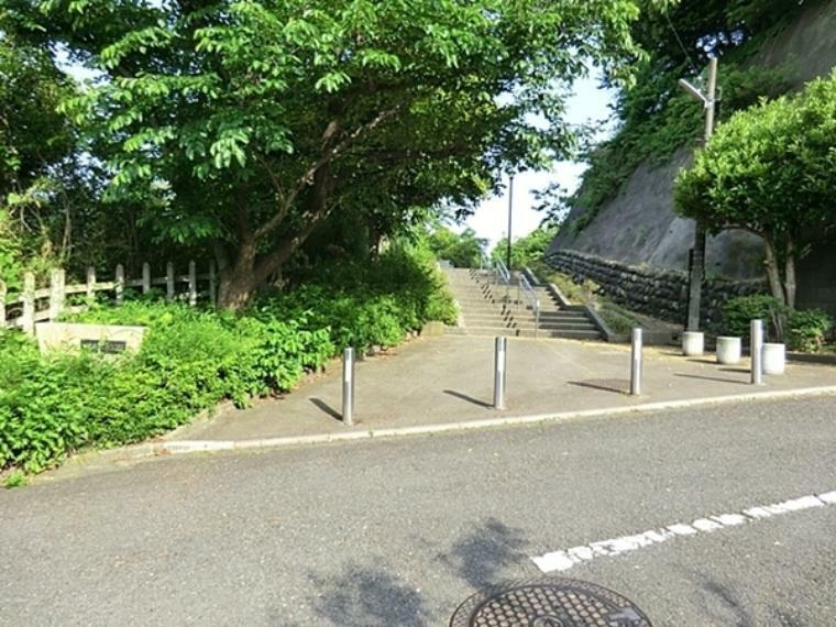 公園 六浦第五公園 並木天満宮も近くにあります