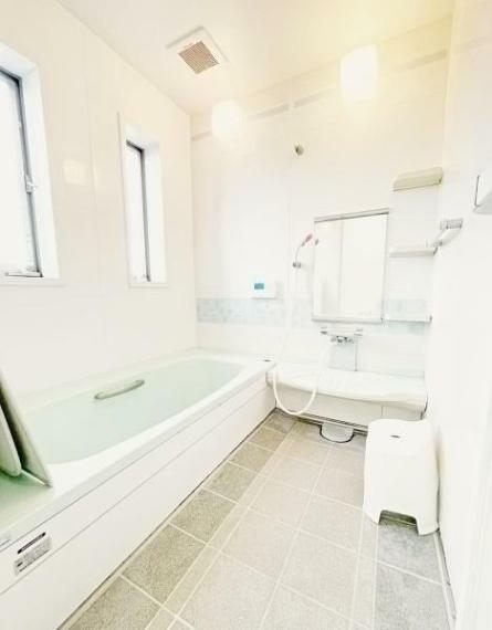 浴室 明るくリラックスできるバスルーム。 ～Bath～落ち着いた雰囲気のバスルームで一日の疲れをリフレッシュ！窓があるので明るく換気もできます。