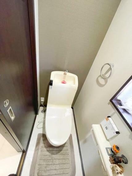 2階トイレ。<BR/>すっきりとした空間のトイレです。窓から陽射しが差し込み換気もできます。