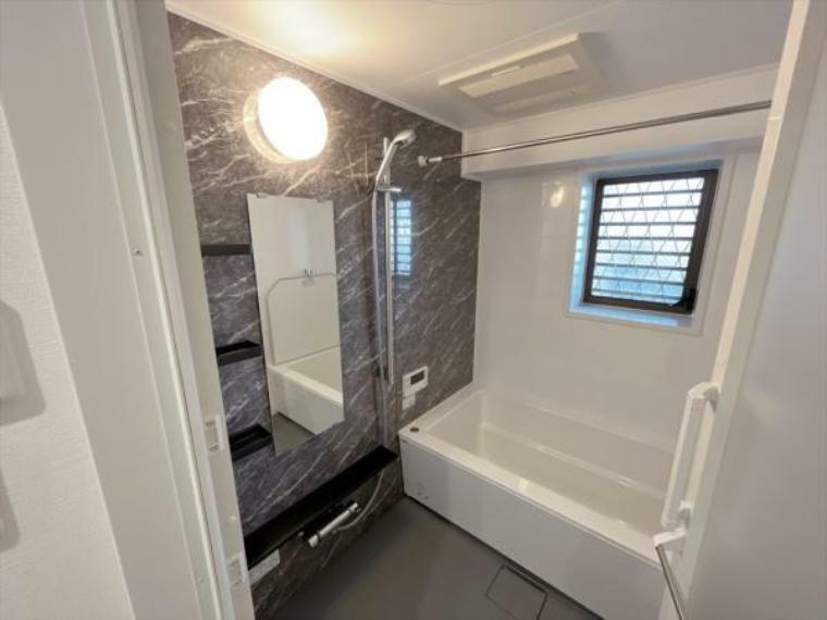 浴室 ～Bath～グレーのアクセントパネルが高級感を演出。ゆったりくつろげるバスルームです。