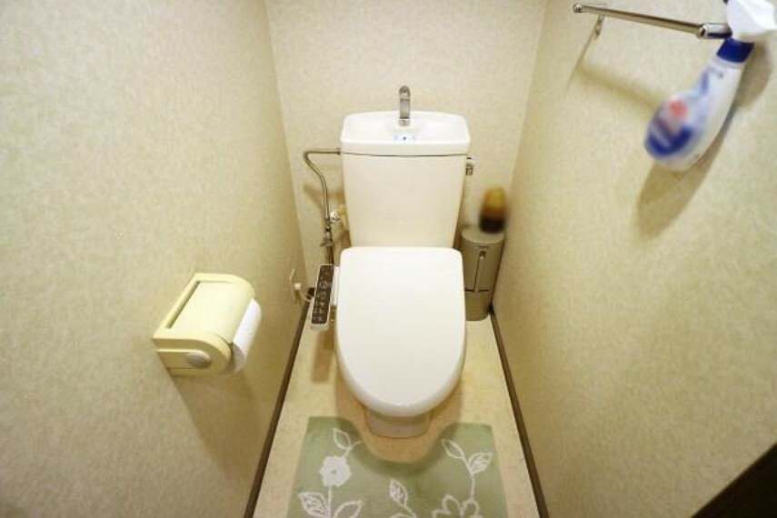 トイレ 収納棚付きの温水洗浄便座トイレです。