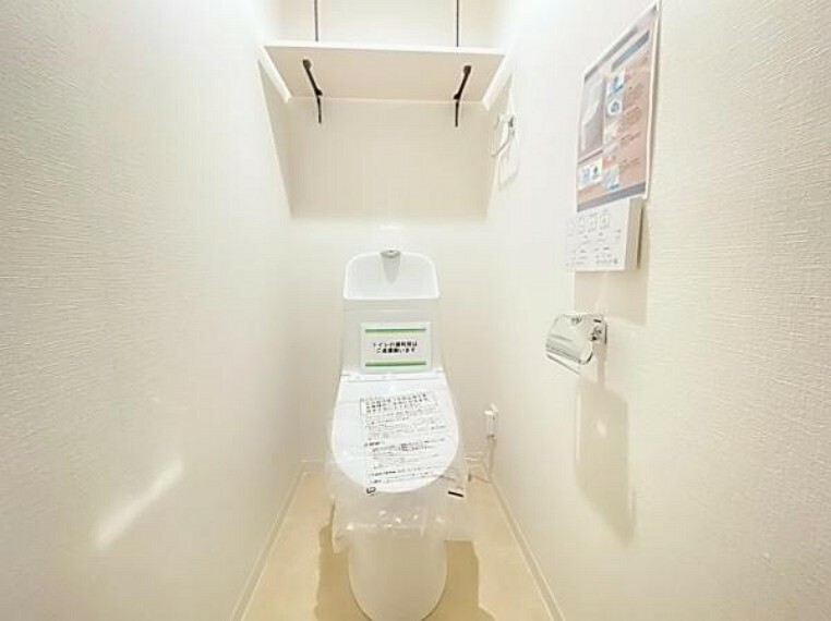 トイレ 収納棚付きの温水洗浄便座トイレです。洗浄機能でウイルスや菌などから、身を守ることができ、年中温かいので、安心して座ることができます。