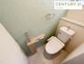 トイレ 綺麗な色合いのクロスの1階温水洗浄便座付トイレです