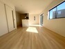 居間・リビング ハイセンスセンスな空間を豊かに表現する床、時間によってさまざまな陽光を映し出す大きな窓、住みやすさを追求した間取り。シンプルな造りだからこそ、そこに住まう家族の好みに合わせられます。