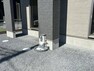 久喜市鷲宮（8区画）D号棟　外水栓　立水栓で気軽に使いやすく、手洗いしやすい形状です。ホースをつなげば、洗車やガーデニングなどにもご活用いただけます。