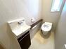 トイレ 久喜市鷲宮（8区画）D号棟　トイレ　フチレス形状やお掃除リフトアップ機能などお手入れのしやすさが特徴。壁設置型のリモコンと2連紙巻き器が備え付けとなっている超節水タイプのシャワートイレです。