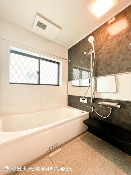 浴室 【浴室】快適な使い心地とゆとりある空間が1日の疲れを解きほぐすバスルーム。空間も浴槽もゆったりのびのび使えます
