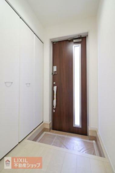 玄関 【玄関】現地完成写真。ゆったりと明るい玄関がご家族や来客をお出迎え。