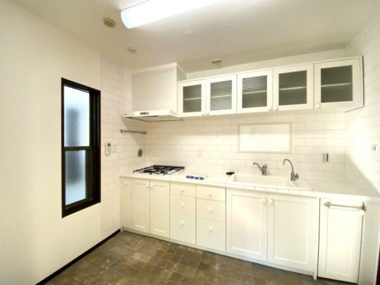 キッチン 白を基調とした清潔感のあるキッチン。4つ口ガスコンロ、浄水器付きのキッチンです。