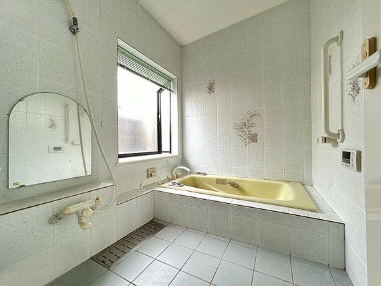 浴室 広々した浴室。窓もあり、一日の疲れをゆっくり癒す事のできる空間。