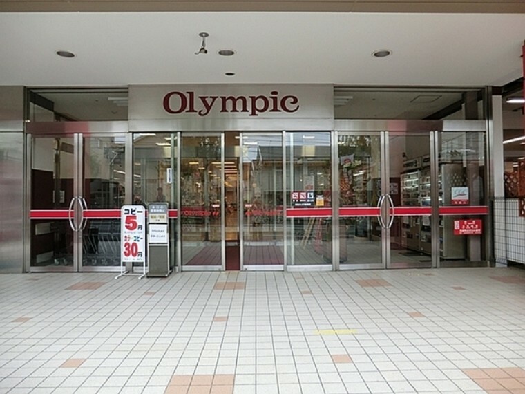 スーパー Olympicおりーぶ東戸塚店 21:00まで営業 地上3階建ての建物には食料品や日用品、ペット用品、家庭電器など幅広い商品を取り扱っています