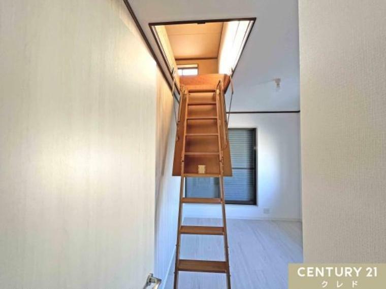 専用部・室内写真 【小屋裏収納用の昇降梯子】 2階洋室5.5帖に設置されています。 この梯子を下ろして、いざっ小屋裏収納へ！