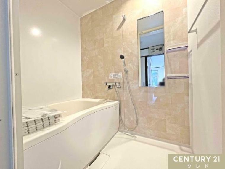 浴室 高級感あふれるアクセントパネルは浴室に彩りを与えます。 窓があるので寒気も良好。パネルについた汚れもさっと洗い流せます。