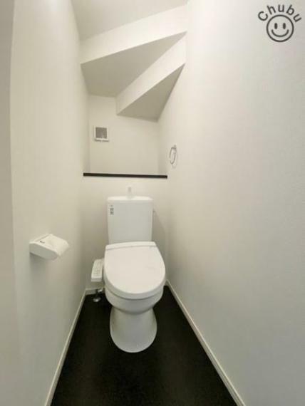 スタンダードな手洗いタンク一体型トイレ！温水洗浄暖房便座付き！