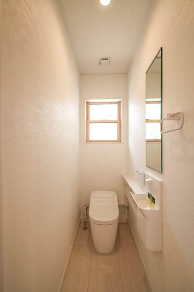【1階トイレ】スタイリッシュなタンクレストイレはウォシュレット付きです！収納付きの手洗い器も完備！