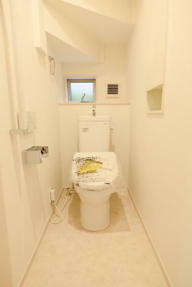 【同仕様例】明るく通気性のあるトイレ。いつでも快適な温水洗浄便座。フチなし形状でお手入れも簡単です！