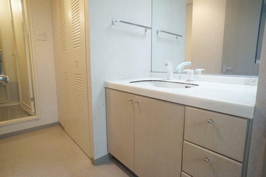 【洗面室】洗濯機置き場には扉があるので、来客時にはサッと閉められ便利です