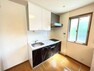 キッチン 作業スペースが広く家事動線をゆったりと確保できるキッチン。小窓があり、換気ができます。