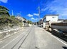 現況写真 【前面道路】不動産をご購入する上で道路付けはとても重要です。方位も大切ですが、建築基準法上のどの様な道路なのか、しっかりとご説明をさせて頂きます。