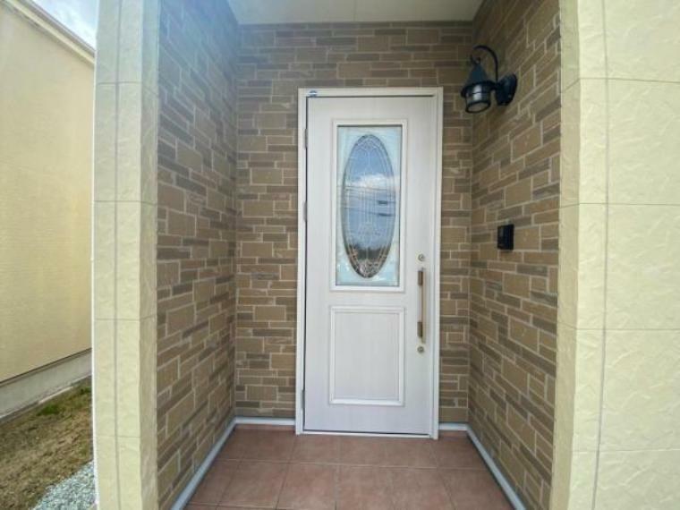 玄関 照明や玄関ドアのデザインもこだわっております。