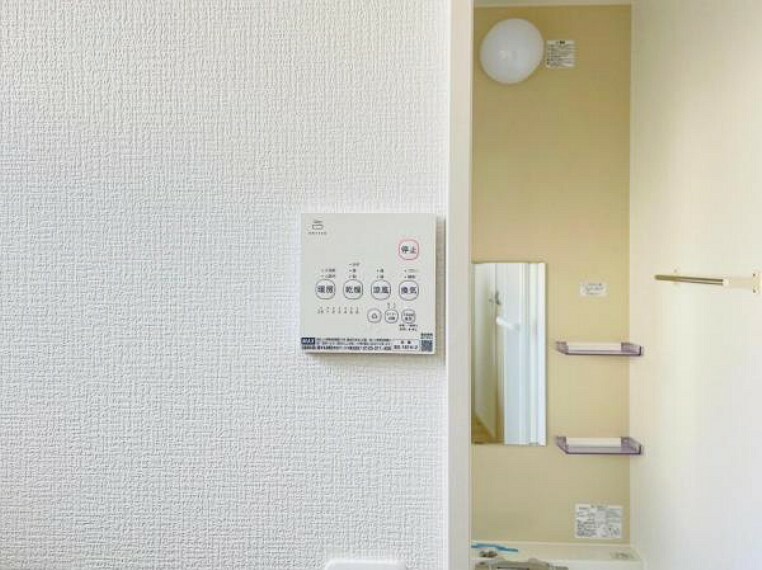 浴室暖房乾燥機付きの浴室は入浴前に浴室を温めたり、洗濯物も乾かすことができると同時に乾燥しカビの抑制を防ぐこともできるので便利です。