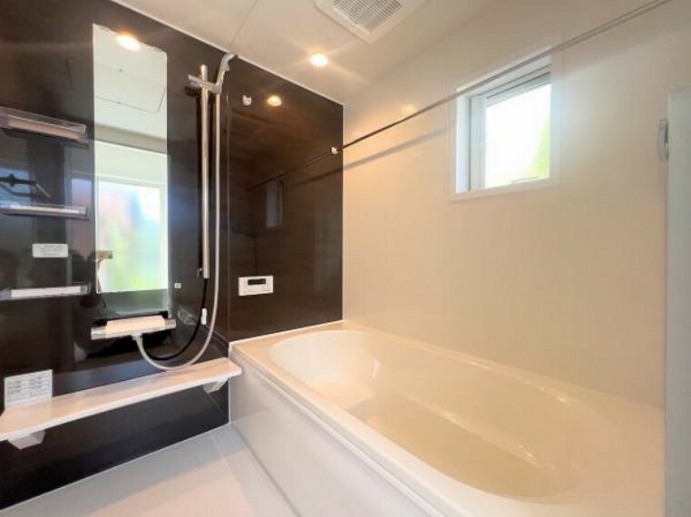 浴室 【浴室】浴室乾燥機付きで雨の日や花粉の気になる季節も洗濯物を乾かせます。浴室内に窓がありしっかり換気できるのもうれしいポイント