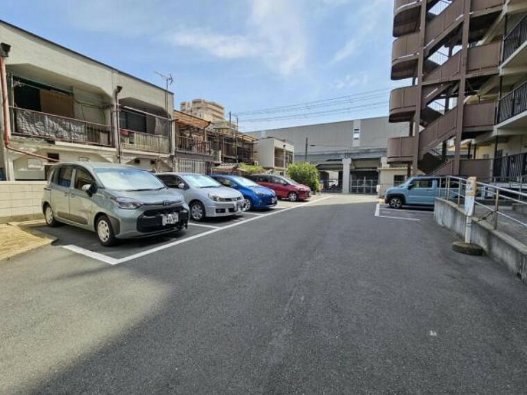 敷地内駐車場 広めの駐車場で車庫入れが楽々ですね