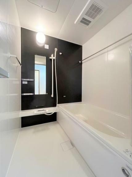 浴室 【同仕様写真】新品交換のユニットバスは浴室乾燥機能付きです。湿気をすみずみまで除去、結露やカビの発生を抑えます。雨の日のお洗濯にも便利ですね。
