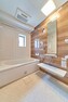浴室 【ユニットバス】お風呂には窓があり浴室の換気に役立ち明るく清潔な空間へ