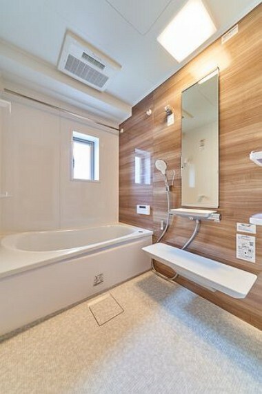 浴室 【ユニットバス】お風呂には窓があり浴室の換気に役立ち明るく清潔な空間へ