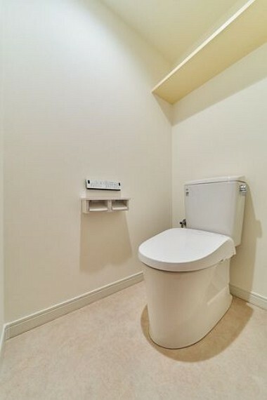 トイレ 【トイレ】快適な温水洗浄便座付トイレ。収納もありスッキリ整理整頓できます