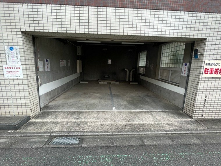 敷地内駐車場 駐車場と明記されていても、最小スペースでつくられた駐車場だと大型車は駐車できなかったり、出入りしにくくなったりする可能性があります。お車のサイズと購入したい物件の駐車場のサイズを現地で確認しましょう。