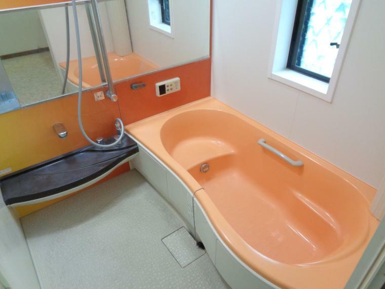 浴室 ワイドミラーを採用をしているため、空間に奥行きが出てバスルームがより広く感じられます。