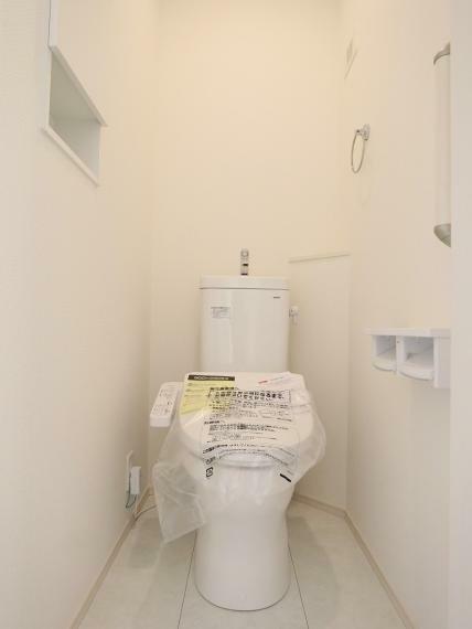 トイレ 【8号棟】ウォシュレットトイレ（1F、2F）壁面収納