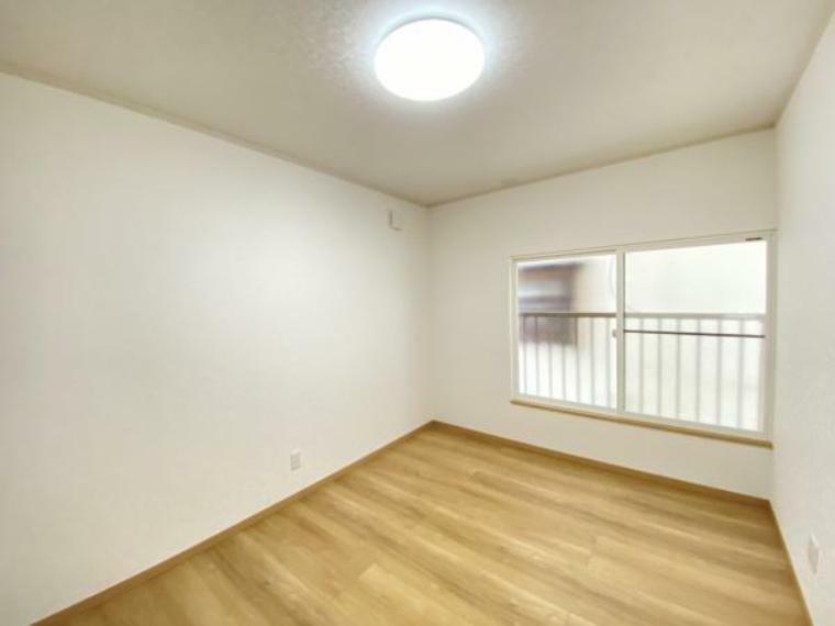 1階北側6.5帖洋室別角度の写真です。各部屋の照明も全て新品に交換しました。